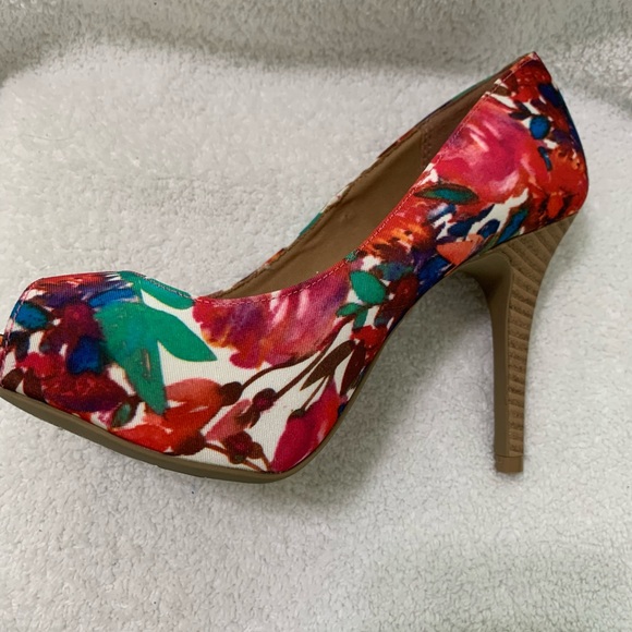 Festive and fun peep toe Sz 6W. Christian Siriano - Picture 6 of 13